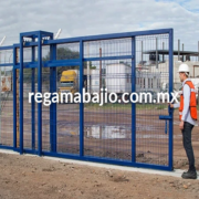 Portones vehiculares pesados, plumas de acceso y puertas peatonales para control de personal.